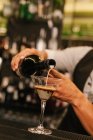 Barman Préparation de cocktails — Photo de stock