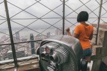Молодая женщина смотрит на Манхэттен — стоковое фото