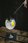 Gin tonic cocktail with lemon — Stock Photo