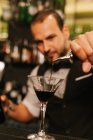 Barmann bereitet Cocktails zu — Stockfoto