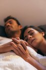 Jeune couple dormant au lit — Photo de stock
