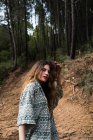 Красива чуттєва дівчина позує в лісі — стокове фото