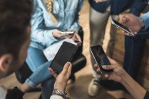 Erntehelfer surfen bei Treffen auf Smartphones — Stockfoto