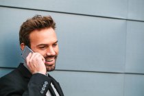 Молодий бізнесмен розмовляє по телефону на вулиці — стокове фото