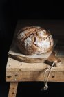 Hausgemachtes Brot auf Schneidebrett — Stockfoto