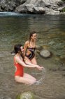 Три чуттєві жінки позують у воді — стокове фото
