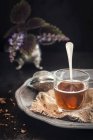 Composición del té con taza de té - foto de stock