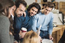 Multiethnische Geschäftsleute kommunizieren bei Treffen im Büro — Stockfoto