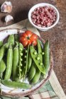 Fresh and raw green peas with ham — Stock Photo