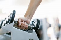 Frau stemmt Gewichte im Fitnessstudio — Stockfoto