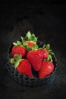 Mouiller les fraises sur fond sombre — Photo de stock