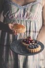 Жінка тримає солодкі торти — стокове фото