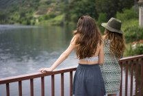 Две девушки позируют на мосту — стоковое фото