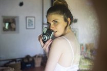 Encantadora chica con cámara fotográfica - foto de stock