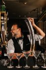 Приготування коктейлів бармена — стокове фото