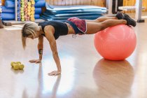 Frau macht Pilates-Übungen — Stockfoto