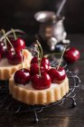Tartlets filled with cream and cherries — Stock Photo