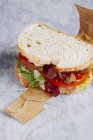 Сэндвич с помидорами, салатом — стоковое фото