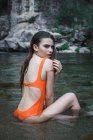 Sinnliche Frau posiert im Badeanzug — Stockfoto