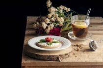 Tè con limone e biscotti decorati — Foto stock