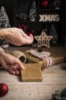 Femme préparant des cadeaux pour les vacances de Noël — Photo de stock