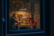 Молодая пара ужинает в сельской квартире — стоковое фото