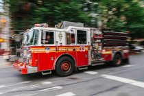 Camion pompier dans les rues de Manhattan — Photo de stock
