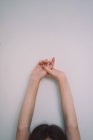 Cortar as mãos femininas estendidas — Fotografia de Stock
