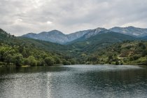 Vue sur les montagnes et le lac — Photo de stock