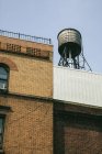 Serbatoio d'acqua in un tetto di edificio — Foto stock
