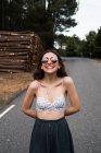 Весела жінка в сонцезахисних окулярах — стокове фото