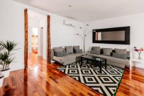 Aconchegante sala de estar moderna — Fotografia de Stock