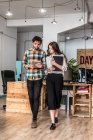 Due persone in ufficio a piedi in ufficio e tablet di navigazione — Foto stock