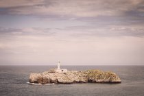 Leuchtturm über Felsen auf Insel — Stockfoto