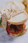 Sandwich con tomate, lechuga - foto de stock