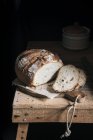 Fette di pane su tavolo rustico — Foto stock