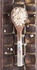 Їжа груба Сіль в дерев'яній ложці — стокове фото