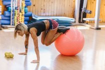Женщина делает упражнения для пилатеса — стоковое фото