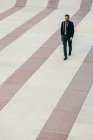 Geschäftsmann läuft durch einen abgewetzten Fußboden — Stockfoto