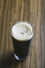 Стаут-пиво в стекле — стоковое фото