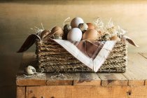 Diferentes tipos de huevos crudos - foto de stock