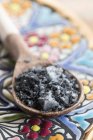 Еда черная грубая соль — стоковое фото