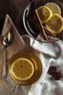 Taza de té con limón y anís - foto de stock