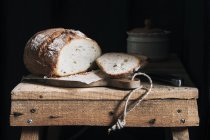 Fette di pane su tavolo rustico — Foto stock