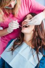 Dentista que trabalha na Clínica — Fotografia de Stock