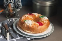 Roscon de reyes, испанский десерт — стоковое фото