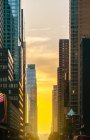 Puesta de sol en las calles Manhattan - foto de stock