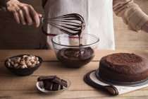 Donna che cucina cioccolato fondente — Foto stock