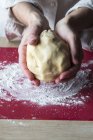 Mujer amasando pastelería - foto de stock