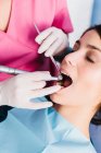 Dentista che lavora in clinica — Foto stock
